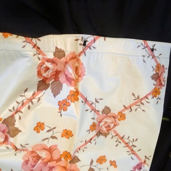 VTG Shower Curtain, Vinyl with Retro Floral - Picture 8 of 10